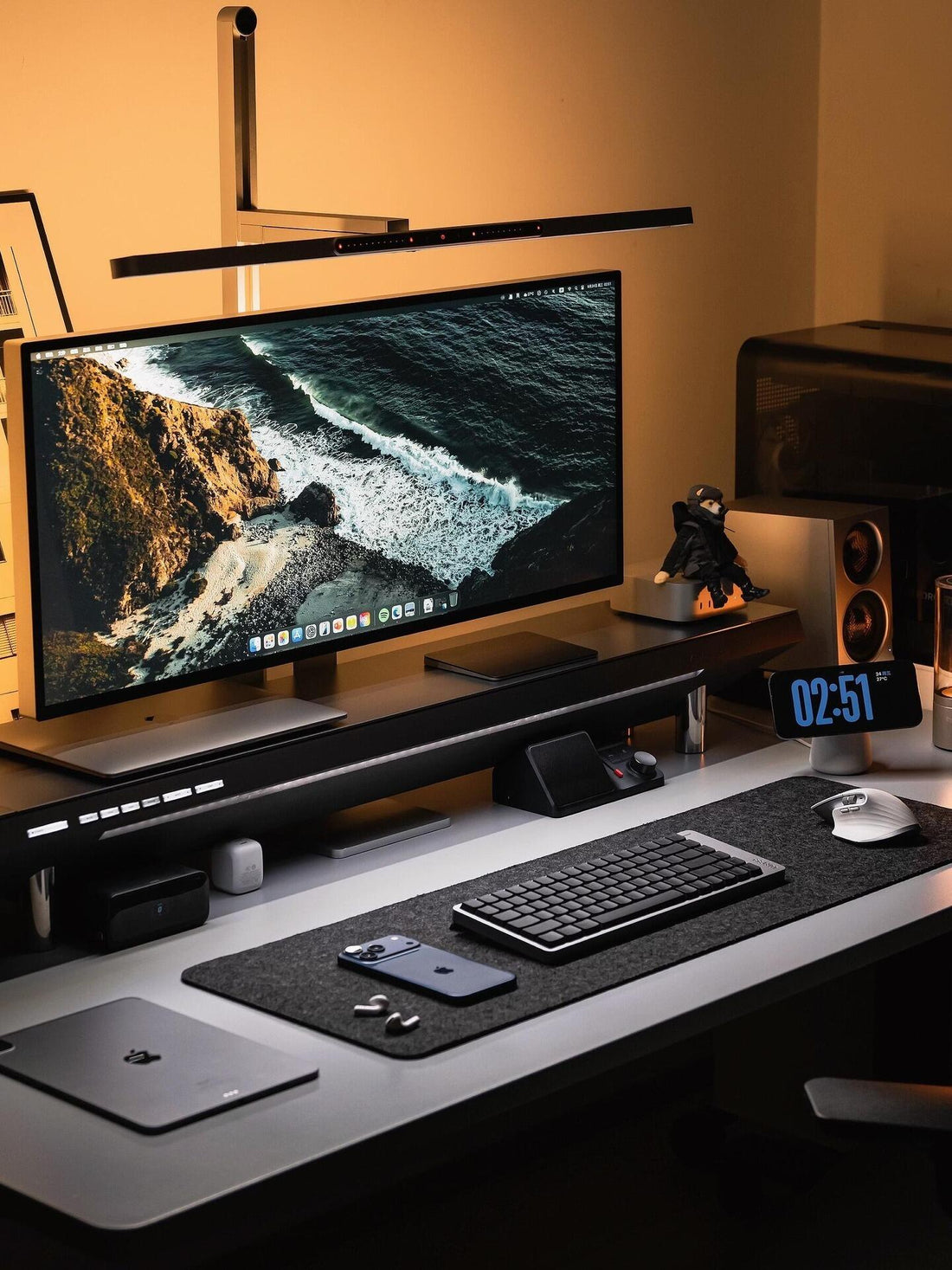 The Ultimate Minimalist Desk Setup Guide: Balancing Aesthetics and Productivity - Vividgaming