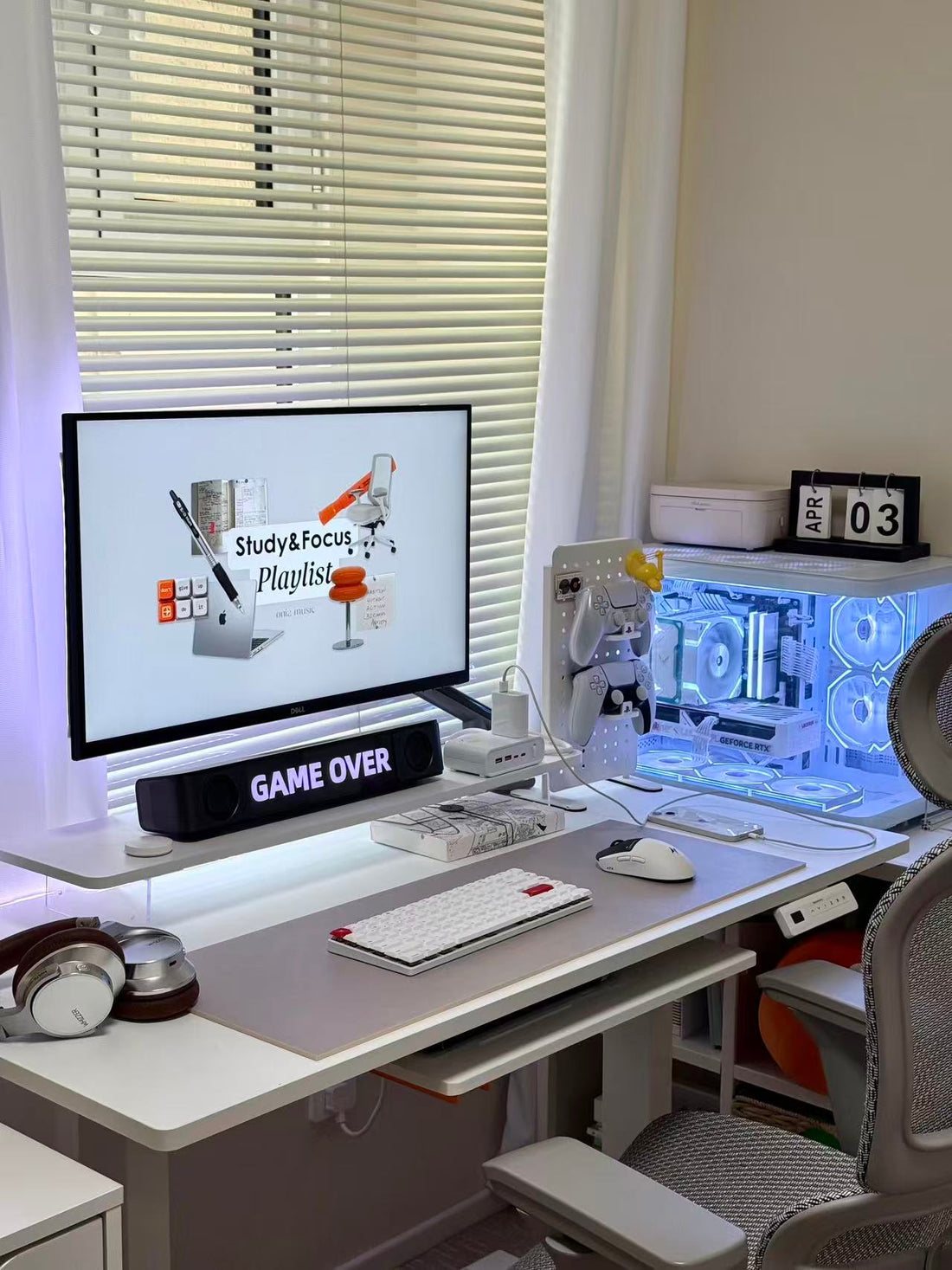 This Minimalist White Gaming Desk Setup Actually Feels Alive gaming setup — featured image